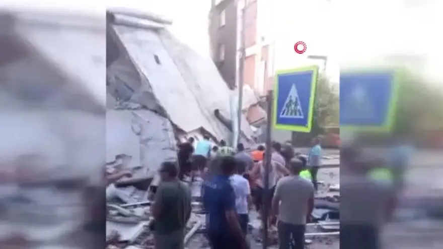 SON DAKİKA HABERİ | İstanbul Küçükçekmece'de bina çöktü: 1 kişi öldü, 2'si ağır 8 kişi yaralandı 13