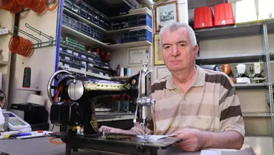 Hobi olarak başladı, mesleği oldu: 100 yıllık dikiş makinesini bile konuşturabiliyor