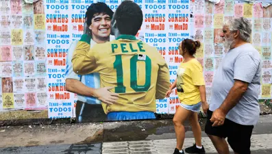 Sao Paulo'da sokaklar Pele'nin figürleriyle süslendi