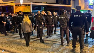 Eğlence mekanındaki kavga caddeye taştı: 2 kişi yaralandı