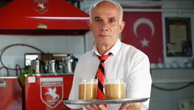 30 yıldır kravatla çay servisi yapıyor