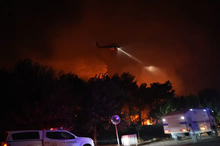 GAZİEMİR'E SIÇRADI, BAZI EVLER TAHLİYE EDİLDİ 3 GAZİEMİR'E SIÇRADI, BAZI EVLER TAHLİYE EDİLDİ 3