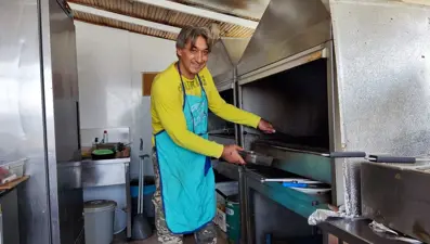 Hollywood'un dövüş hocası 'Sufi' köyüne dönüp alabalık tesisi açtı