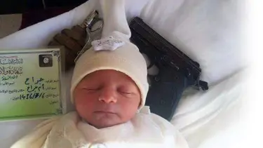 IŞİD bir bebeği de propagandaya alet etti