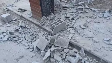 Yolda yüreyen vatandaşın başına briket düştü