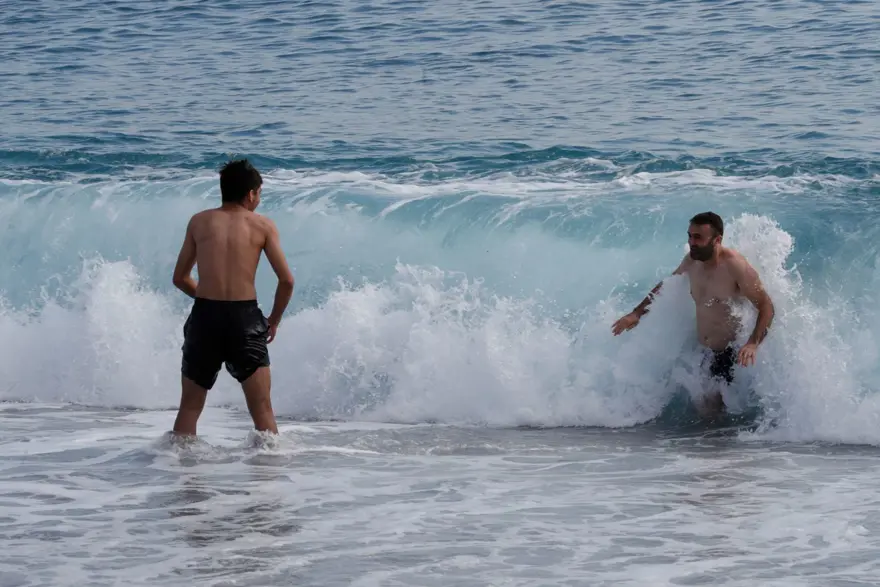 Ocak ayında denize girdiler: Güneşli havayı gören sahile koştu 