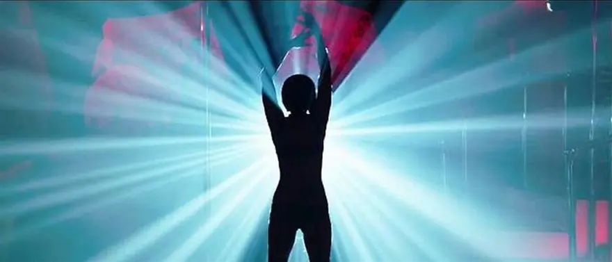 Yeni filminde striptizci oldu 2