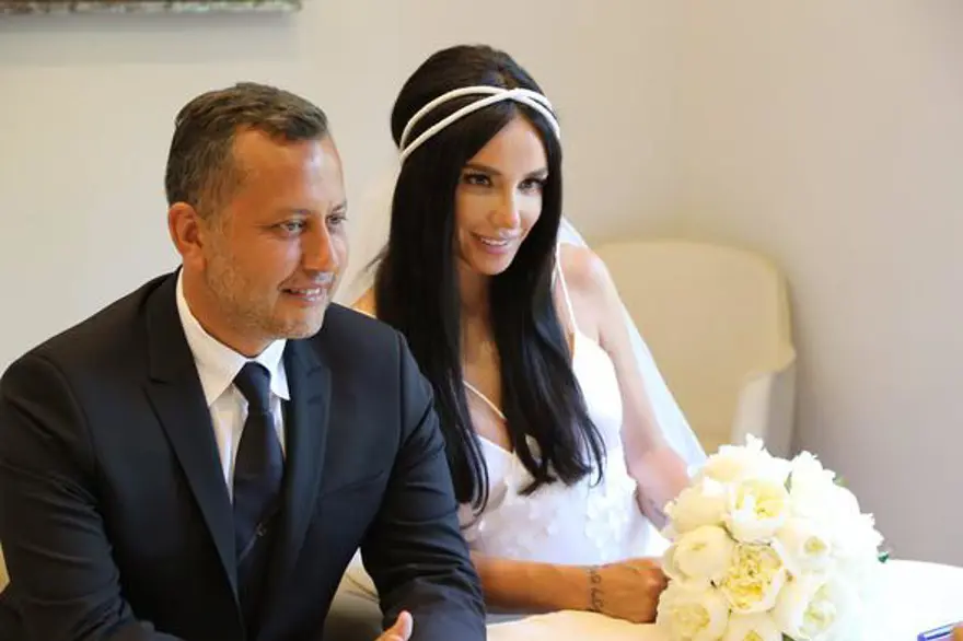 Azur Benan Çolakoğlu ilk kez görüntülendi (Tarkan'ın kucağında) Azur Benan Çolakoğlu ilk kez görüntülendi (Tarkan'ın kucağında)