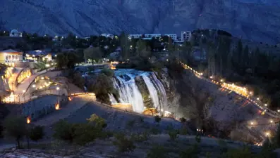 Türkiye'nin en büyüğü 'Tortum Şelalesi' artık 24 saat gezilebiliyor