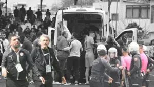 Bodrum FK-Eyüpspor maçında ortalık karıştı: Arda Turan'a yabancı madde atıldı, bir futbolcu hastaneye kaldırıldı Bodrum FK-Eyüpspor maçında ortalık karıştı: Arda Turan'a yabancı madde atıldı, bir futbolcu hastaneye kaldırıldı