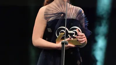 Demet Evgar: Bu ödülü toprak altına bu memlekette binlerce yıldır kalmış olan ve çıkmaya hazır kadın hikayeleri için alıyorum