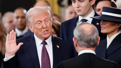 ABD'de ikinci Trump dönemi başladı: Donald Trump yemin edip başkanlık koltuğuna oturdu