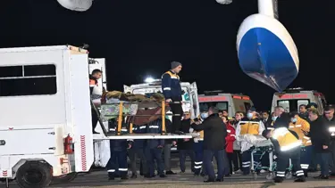 Kazakistan'da düşen uçaktan kurtulan 14 Azerbaycan vatandaşı Bakü'ye getirildi