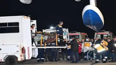 Kazakistan'da düşen uçaktan kurtulan 14 Azerbaycan vatandaşı Bakü'ye getirildi