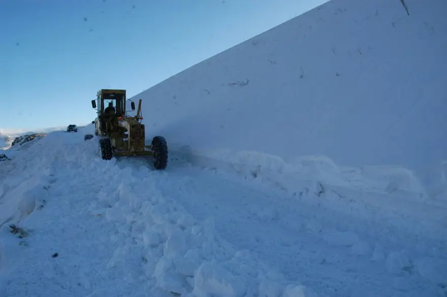Van'da kar yolları kapattı: 83 yerleşim yerine ulaşım yok 22 Van'da kar yolları kapattı: 83 yerleşim yerine ulaşım yok 22