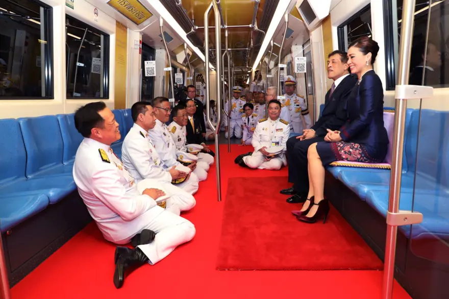 Tayland Kralı Maha Vajiralongkorn metro açılışında kırmızı halı serdirdi 4