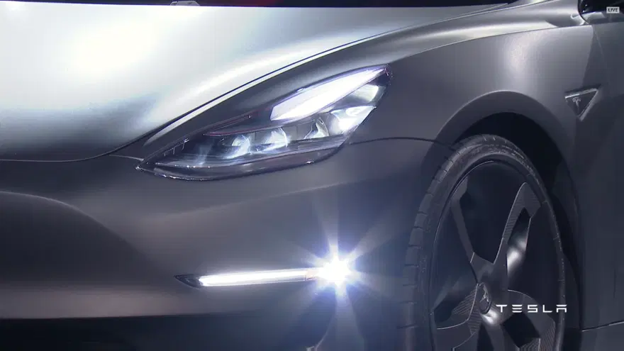 Tesla Model 3 görücüye çıktı 35