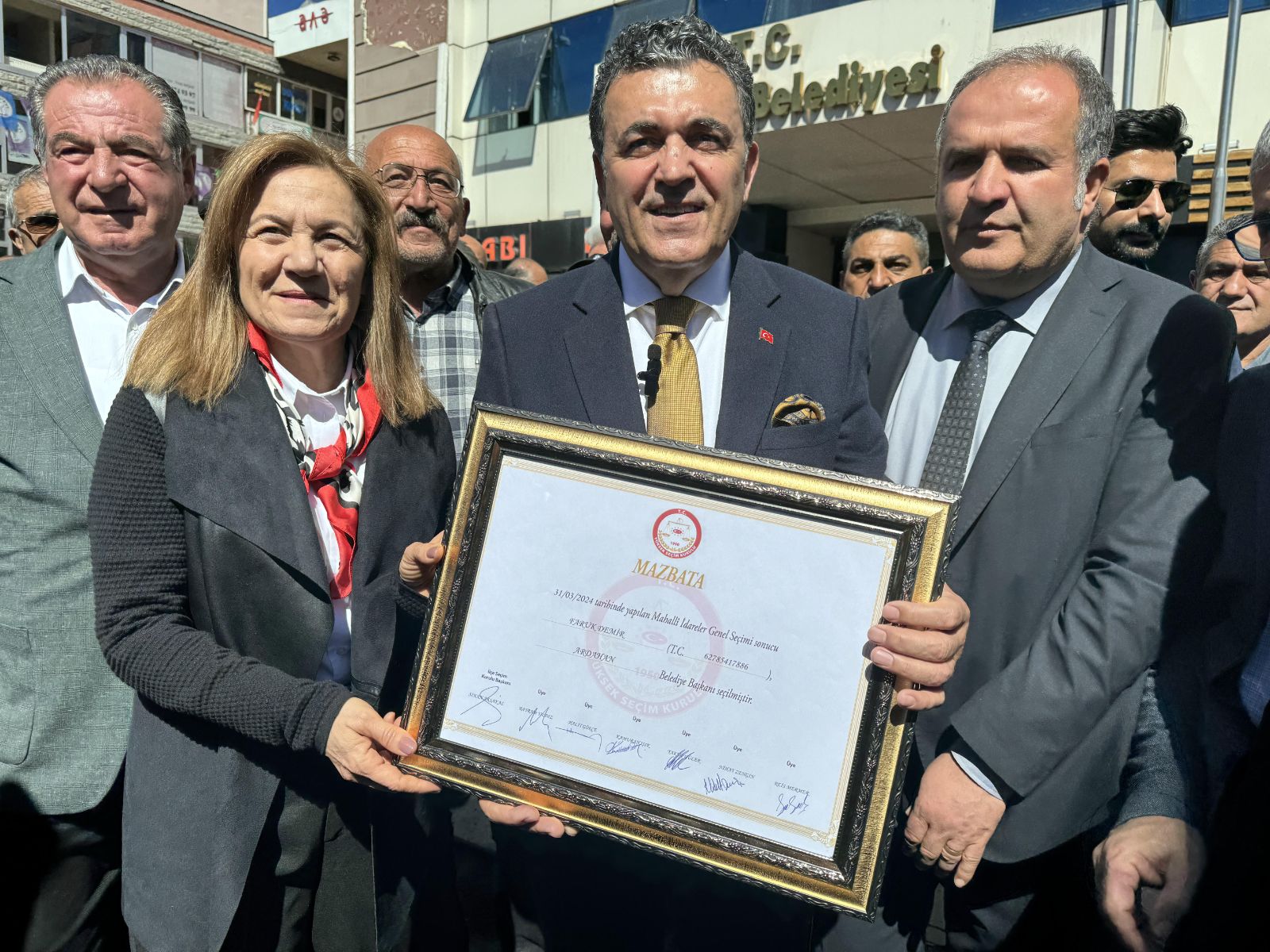 Ardahan Belediye Başkanı Faruk Demir mazbatasını aldı