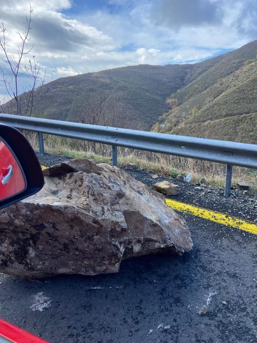 Tekirdağ'da yamaçtan kopan kaya parçaları yolu kapattı 1 Tekirdağ'da yamaçtan kopan kaya parçaları yolu kapattı 1