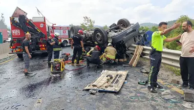 Bolu Dağı’nda korkunç kaza | Kum yüklü TIR karşı şeridegeçti: 3 ölü, 1 ağır yaralı
