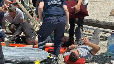 Bayrak asmak için çıktıkları vinç devrildi, 2 işçi yaralı