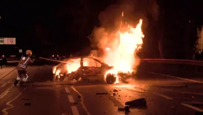 Esenler'de takla atan otomobil alev aldı: Yola savrulan 5 kişi yaralandı