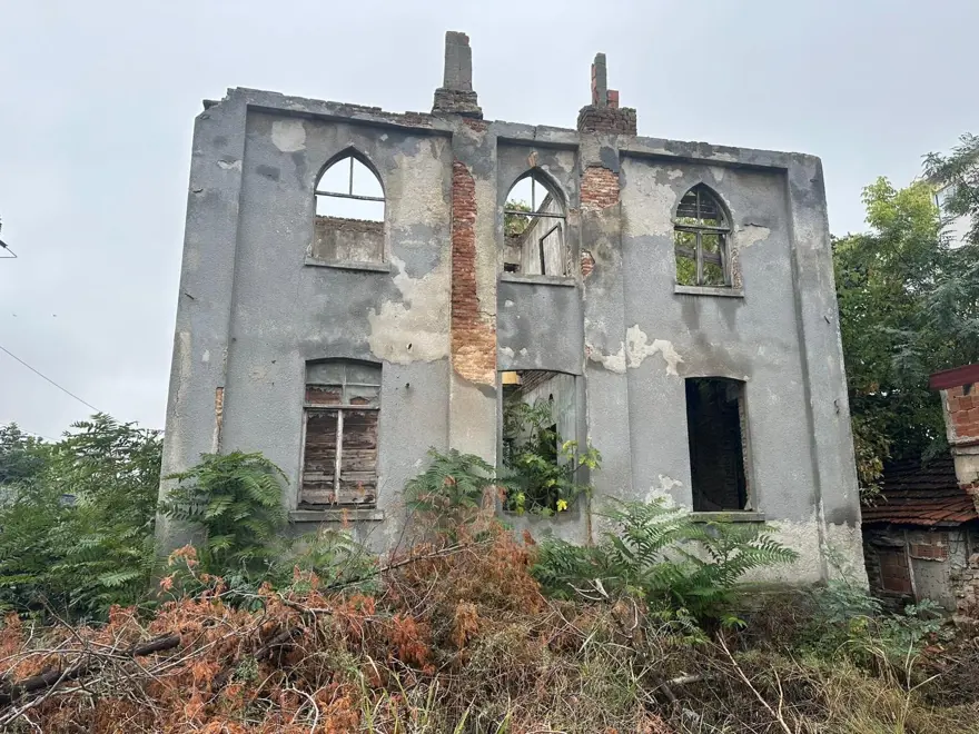 Sultan II. Abdülhamid Han'ın inşa ettirdiği postane binası restore edilmeyi bekliyor Sultan II. Abdülhamid Han'ın inşa ettirdiği postane binası restore edilmeyi bekliyor