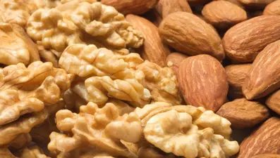 Badem ve Ceviz: Kalp, beyin ve cilt sağlığı için hangisi daha iyi?