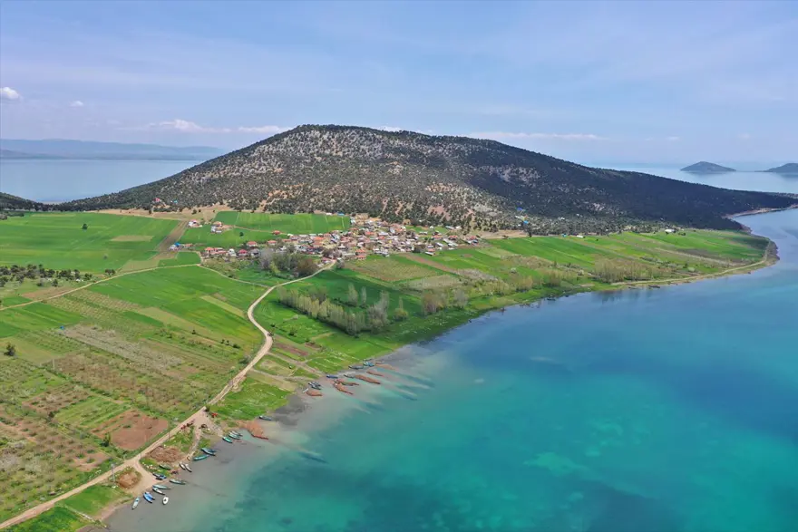 Gölün ortasındaki adada corona virüsten izole bir hayat sürdürüyorlar 