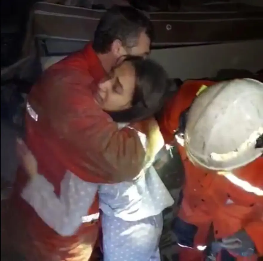 Şevval enkazdan 22 saat sonra çıkarıldı, ekiplere sarılıp ağladı 1