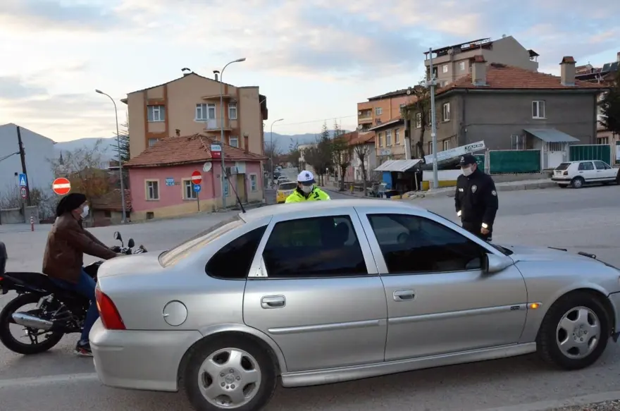 Nüfusunun yüzde 70'i karantinada olan ilçede sıkı denetim 