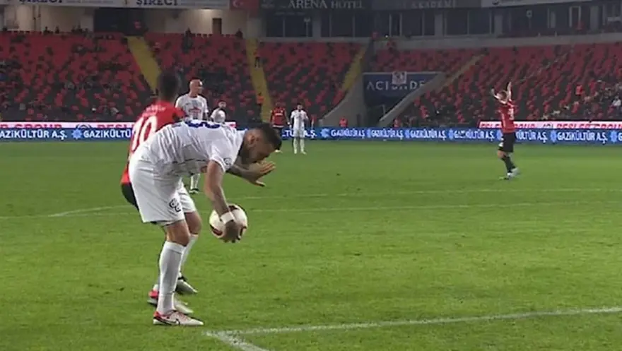 Gaziantep FK - Çaykur Rizespor maçında sahalarda ender görülecek penaltı 1