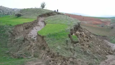 Adıyaman'da deprem tepelik alanı ikiye böldü