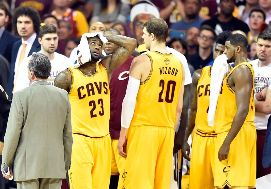 LeBron James'in kafası yarıldı 4