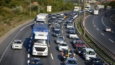 Kocaeli'de TIR devrildi, TEM otoyolu kapandı