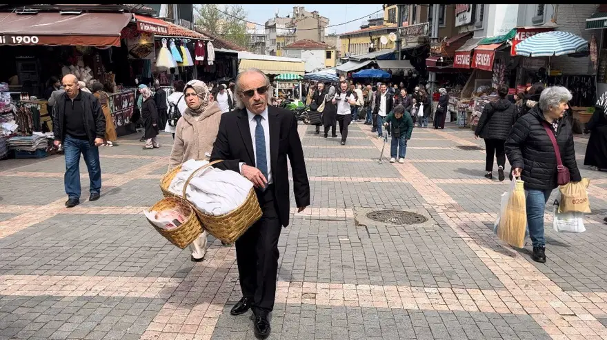 Herkes onu "Kravatlı simitçi" olarak tanıyor: Takım elbisesi ve boyalı ayakkabıları dikkat çekiyor 2