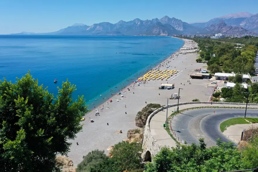 Antalya'da sıcaktan bunalan sahile koştu 4 Antalya'da sıcaktan bunalan sahile koştu 4
