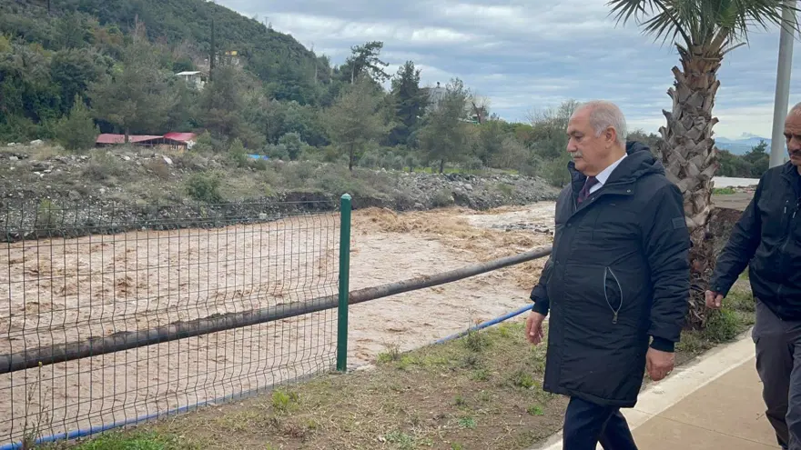 Osmaniye'de şiddetli yağış: Toprak yol çöktü, beton bent yıkıldı 6