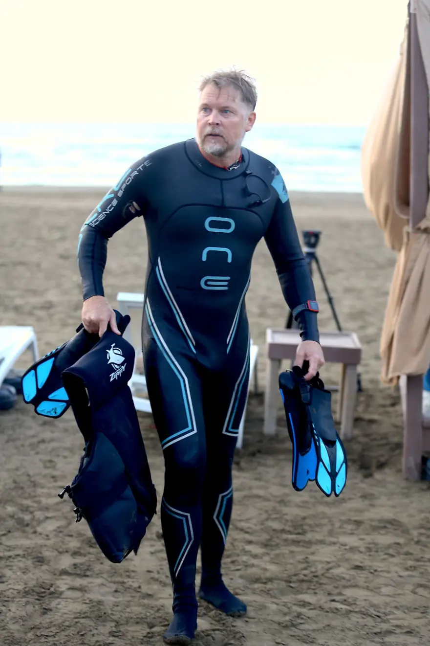 Yürüyerek dünyayı gezen seyyah Hazar Denizi'ni yüzerek geçti 4