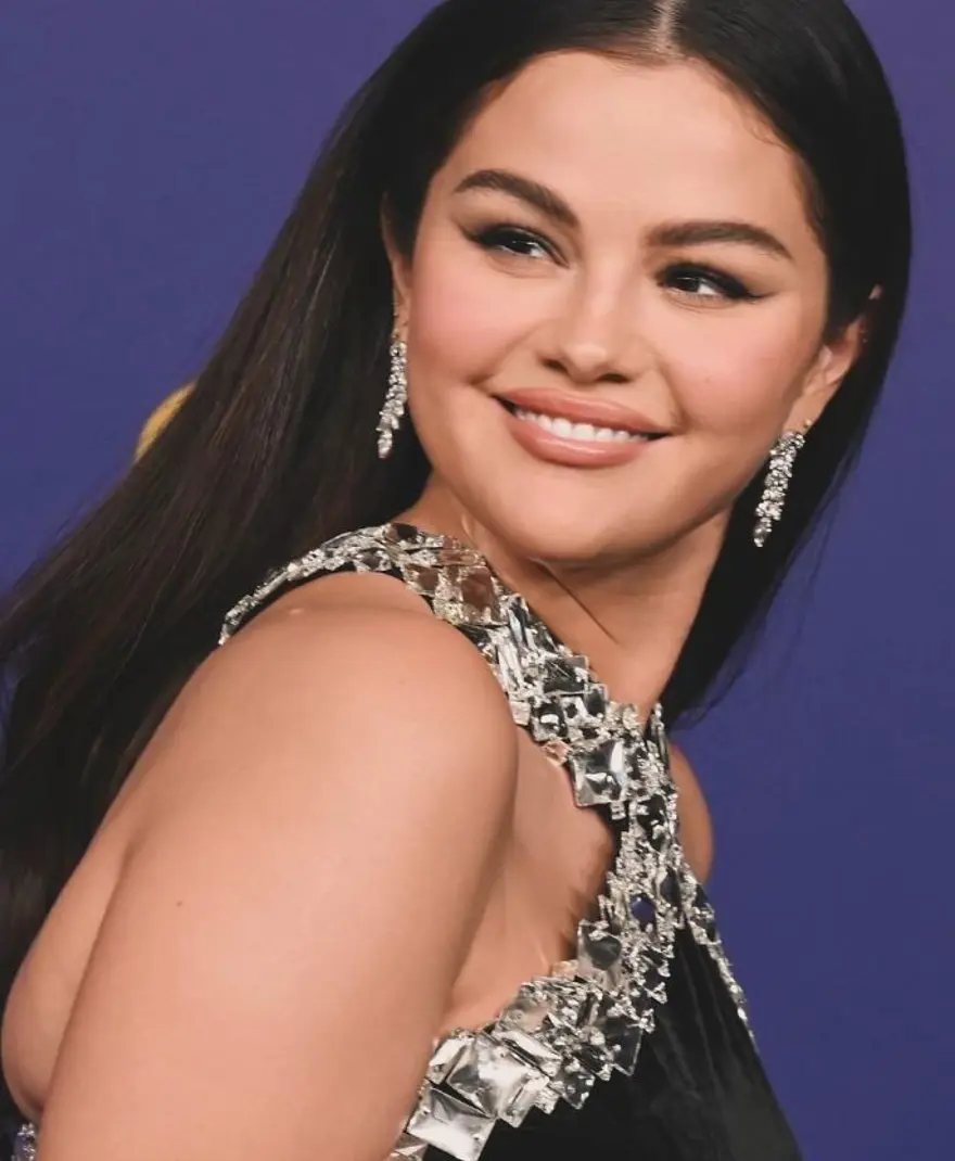 Selena Gomez gala tarzıyla Instagram'a damga vurdu 4