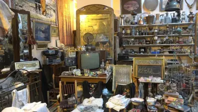 19 yıldır antikacılık yapıyor: Dükkanını adeta müzeye dönüştürdü