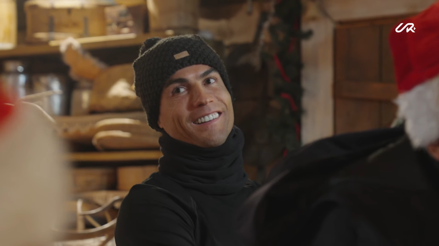 Cristiano Ronaldo'nun ailesiyle Noel keyfi: Eksi 20 derecede havuza daldı! 4 Cristiano Ronaldo'nun ailesiyle Noel keyfi: Eksi 20 derecede havuza daldı! 4