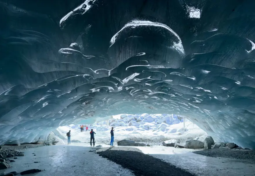 İsviçre'de buz şöleni: Buzulun içinde mağaralar oluştu! 3