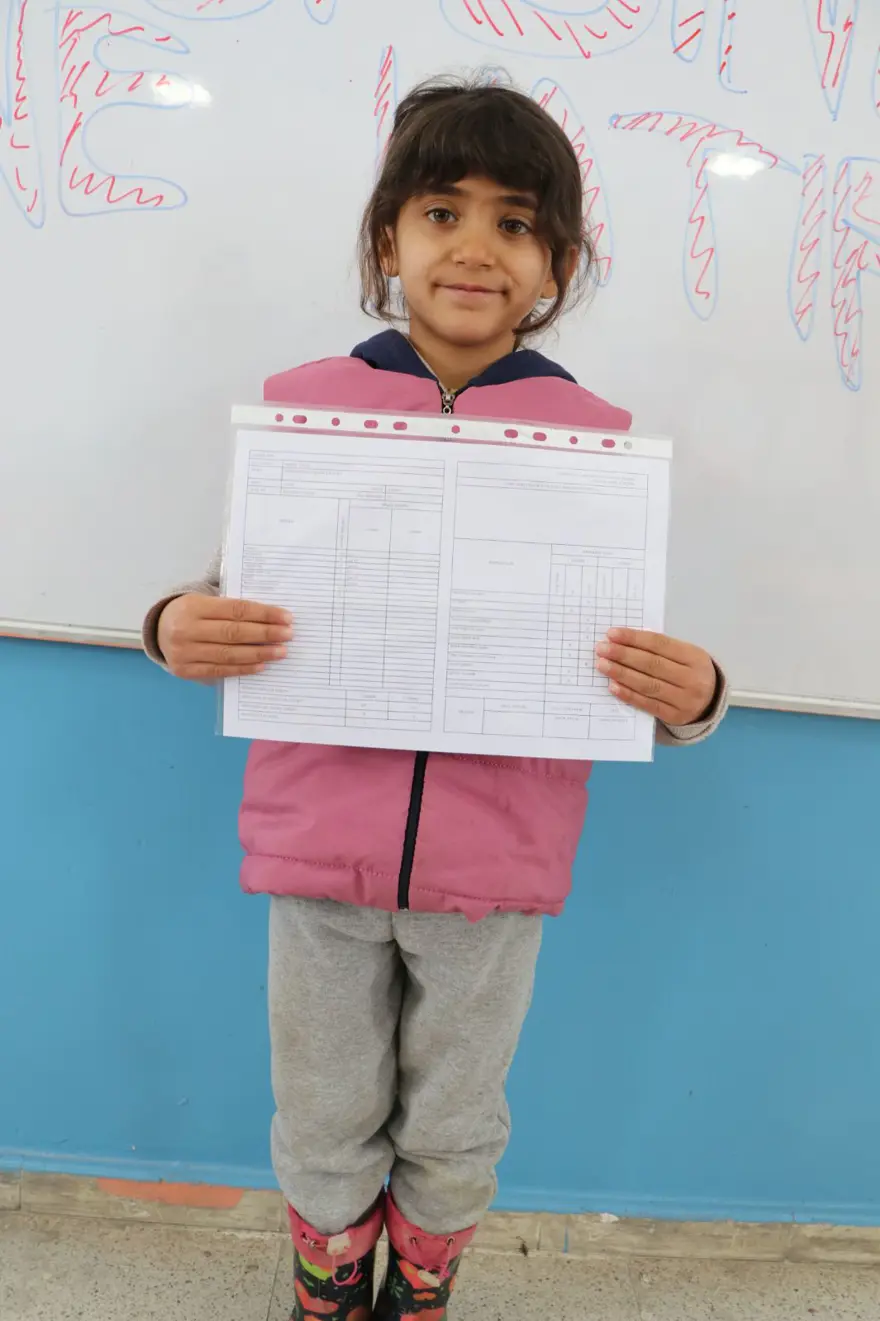 2 derslik 1 öğrenci: Hasret'in karne sevinci 11