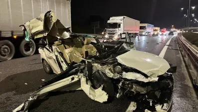 Kuzey Marmara Otoyolu'nda otomobil, kamyonete çarptı: 3 yaralı