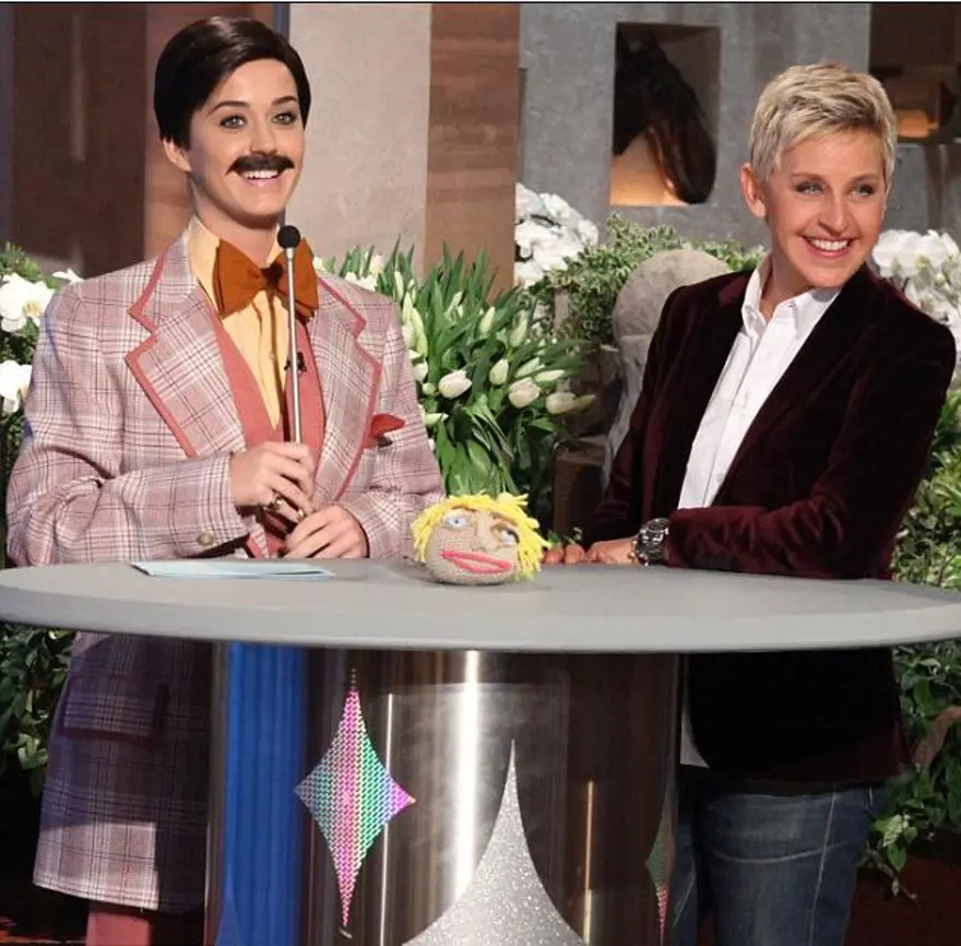 Erkek kostümüyle sahneye çıktı 