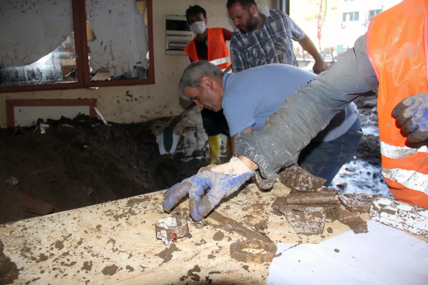 Kimisi altınlarının kimisi de alacaklarının peşinde 1