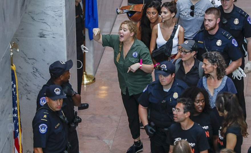 Kavanaugh'u protesto eden Amy Schumer ve Emily Ratajkowski tutuklandı 1