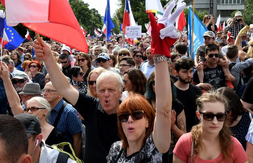 Polonya'da anayasada değişiklik protesto edildi 