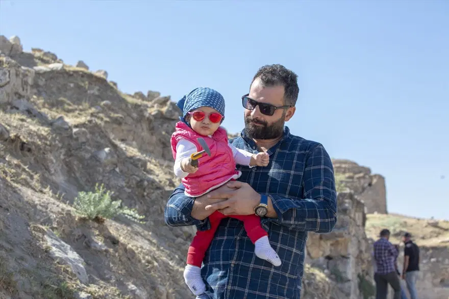 Arkeolog çiftin bebeği Sarya Hasankeyf kazı ekibinin neşe kaynağı oldu 10 Arkeolog çiftin bebeği Sarya Hasankeyf kazı ekibinin neşe kaynağı oldu 10